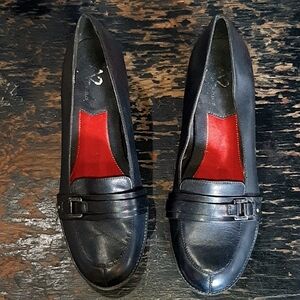 Woman's Black Pumps. Size 9.5